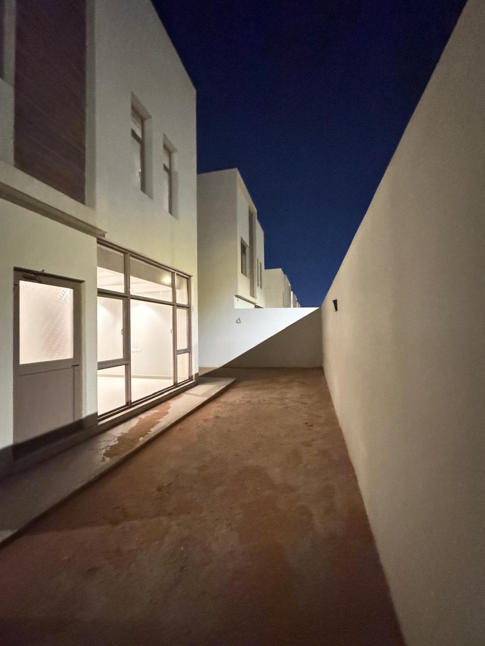 🏡 **3BD Luxurious Villa for Sale in Gated Compound**